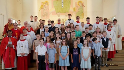 Gemeinsam freuen sich die Kinder in St. Johannes über ihre Firmung. (Bild: Alois Schröpf/exb)