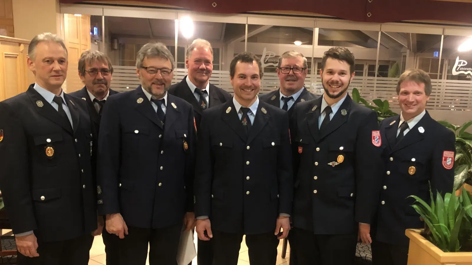 1. Vorsitzender Michael Deml (links) und 2. Vorsitzender Tobias Winter (rechts) ehrten die Feuerwehrler (von links nach rechts) Johann Vetter, Siegfried Kraus, Johann Bauer, Martin Schneeberger, Josef Janker und Matthias Becher.  (Bild: Kathrina Schneeberger )
