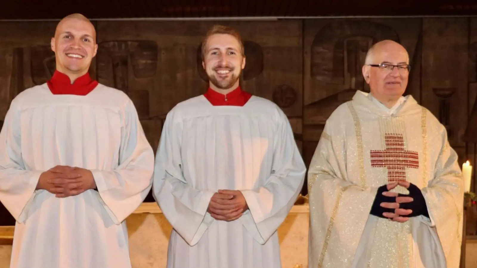 Verabschiedung der Ministranten Max und Rainer Kratzer mit Pfarrer Alois Berzl (Bild: Thomas Held)