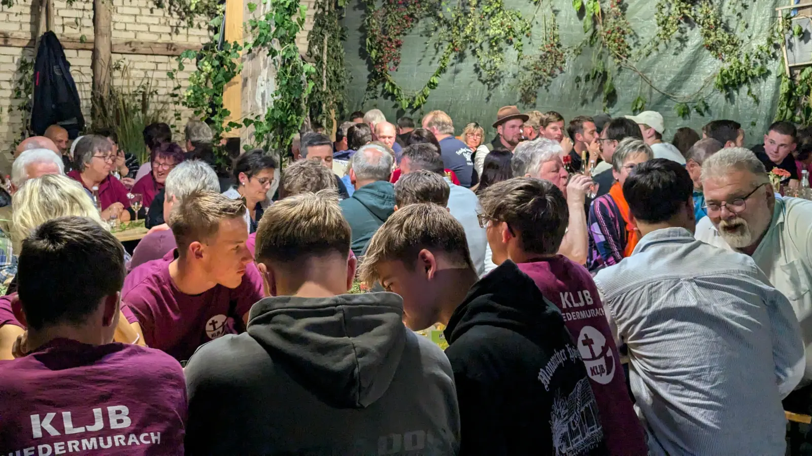 Aufwendig dekorierte der Kriegerverein für sein Weinfest. Viele Gäste kamen. (Bild: Philipp Schlagenhaufer)