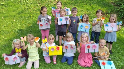 Stolz zeigen die Kinder ihr Gebasteltes (Bild: Anita Ries)