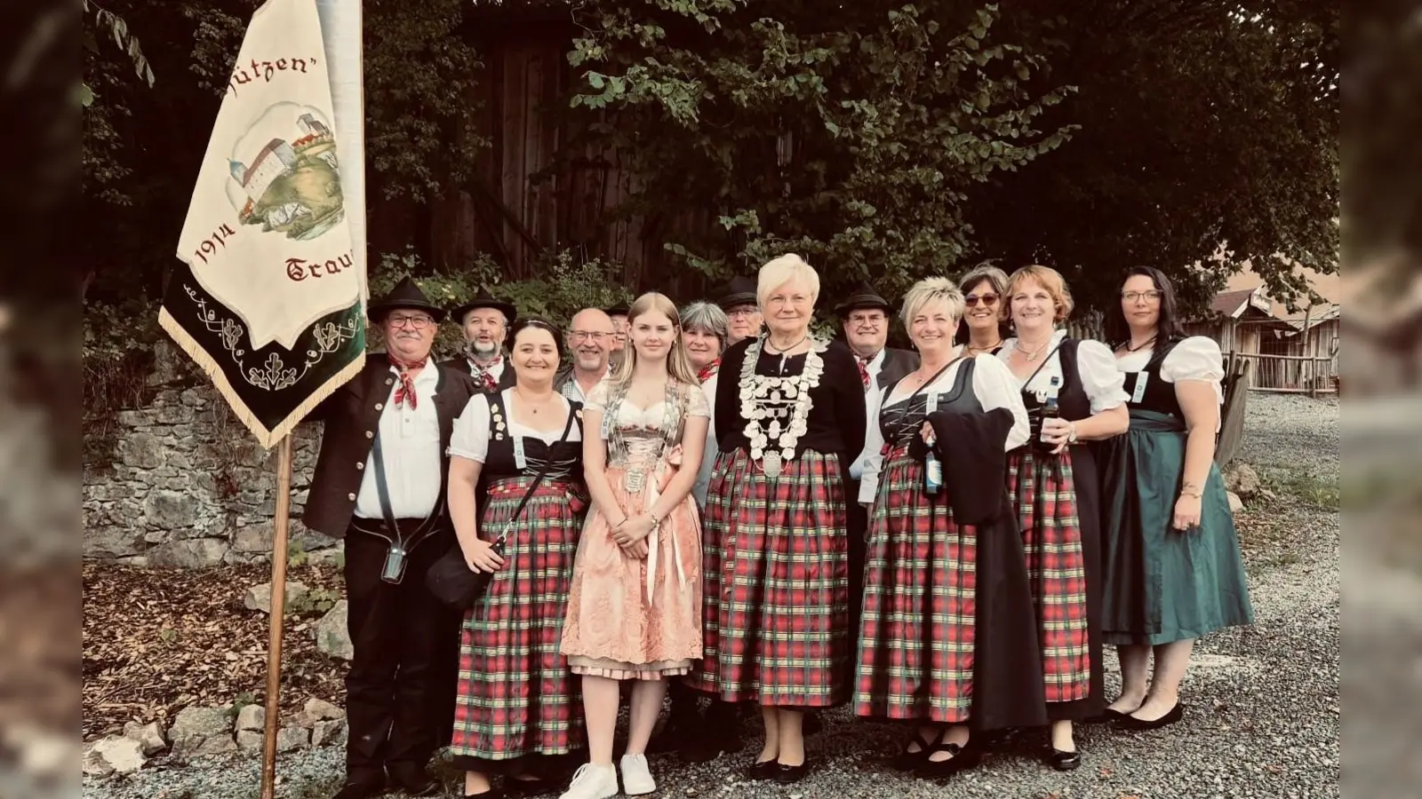 Von links nach rechts: Fahenträger Wolf Martin, Kraus Luk 1. Schützenmeister. 3. von links Jugendkönigin Mia Horoszak,4. von links Schützenkönigin Frischholz Sofia. (Bild: Angelika Stahl)