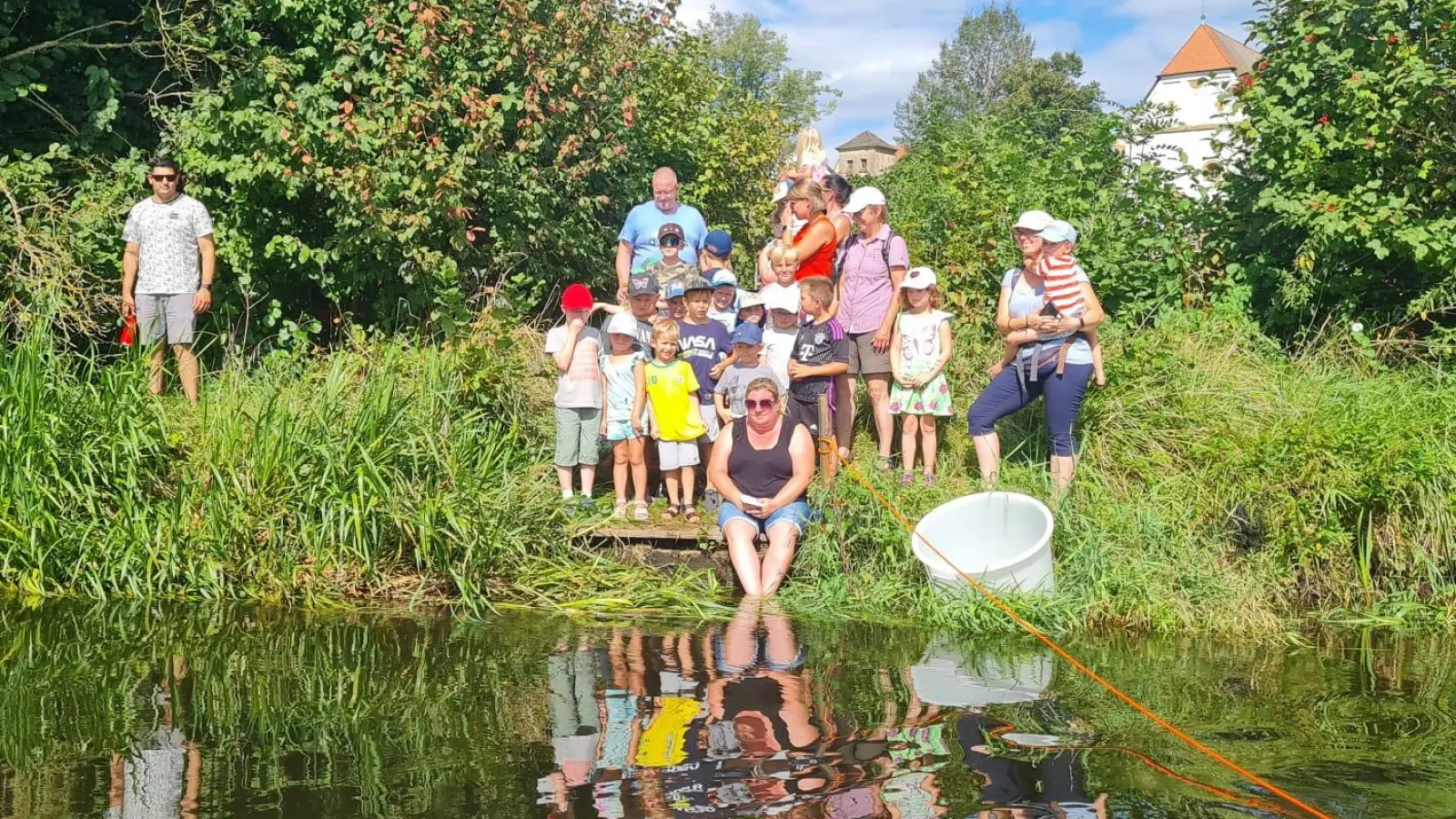 Die Kinder warten gespannt auf die ersten Enten (Bild: Anita Günther)