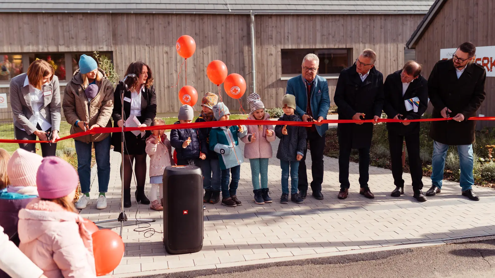 Auf dem Foto zu sehen sind von links: Einrichtungsleitung Sonja Rath, Elternbeiratsvorsitzende Teresa Schrems, Einrichtungsleitung Franziska Lang, Vorschulkinder, erster Bürgermeister Toni Dutz, BRK-Kreisvorsitzender Franz Stahl, evangelischer Pfarrer Andreas Kraft und BRK-Kreisgeschäftsführer Sven Lehner. (Bild: Katharina Eckstein)