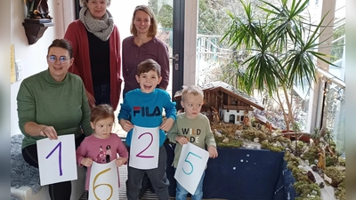 Kinderhausleiterin Monika Zeitler, Elternbeiratssprecherin Ilona König und Julia Malzer (von links) sowie die Kinder Klara, Benno und Toni (vorne, von links) freuten sich über die Spendensumme. <br> (Bild: Kinderhaus "Unsere Liebe Frau" Tirschenreuth/exb)