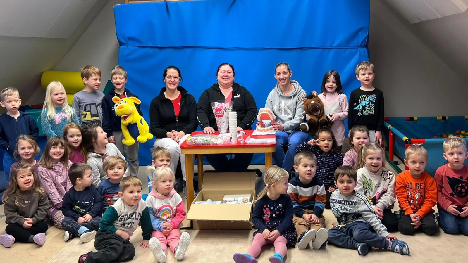 Besuch der Zahnärztin im Kindergarten.  (Bild: Kindergarten Regenbogen Erbendorf/exb)