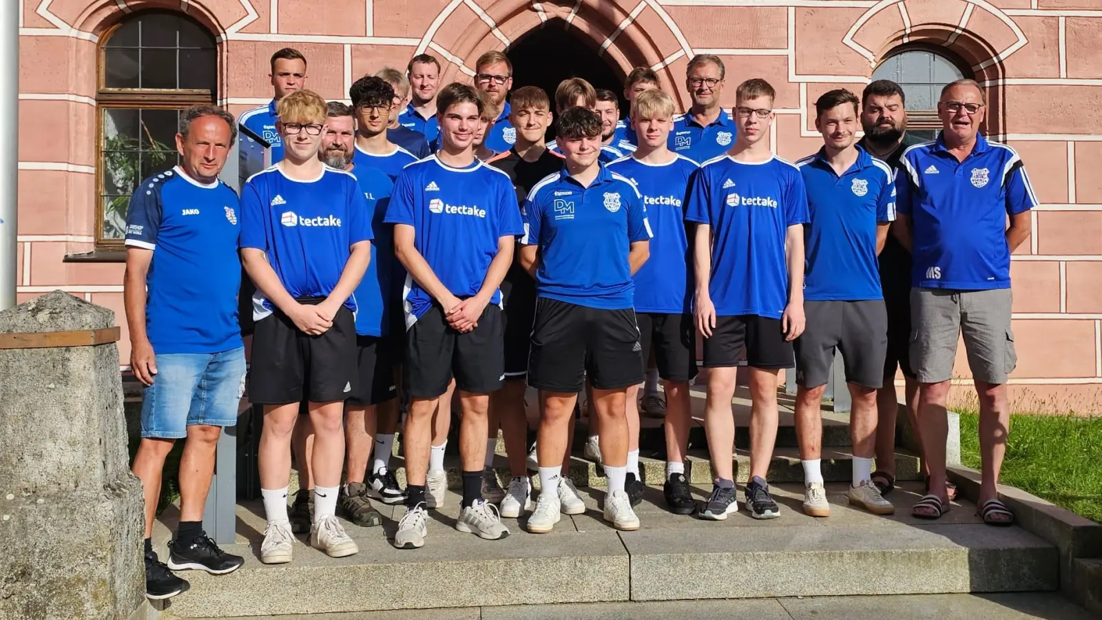 Die B-Junioren und die Herren-Reserve des TuS Rosenberg beim Stadtempfang durch Bürgermeister Stefan Frank im Rathaus. (Bild: Richard Tobies)