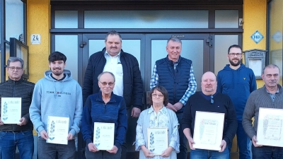 Ehrungen gab es beim VfB Thanhausen: (vorne, von links) Willibald Sladky, Benedikt Hecht, Ludwig Meier, Angelika Freundl, Christian Schwamberger und Alois Schuller. Es gratulierten (hinten, von links) Zweiter Bürgermeister Michael Schedl, Vorsitzender Josef Hubmann und Zweiter Vorsitzender Martin Freundl. (Bild: VfB Thanhausen/exb)