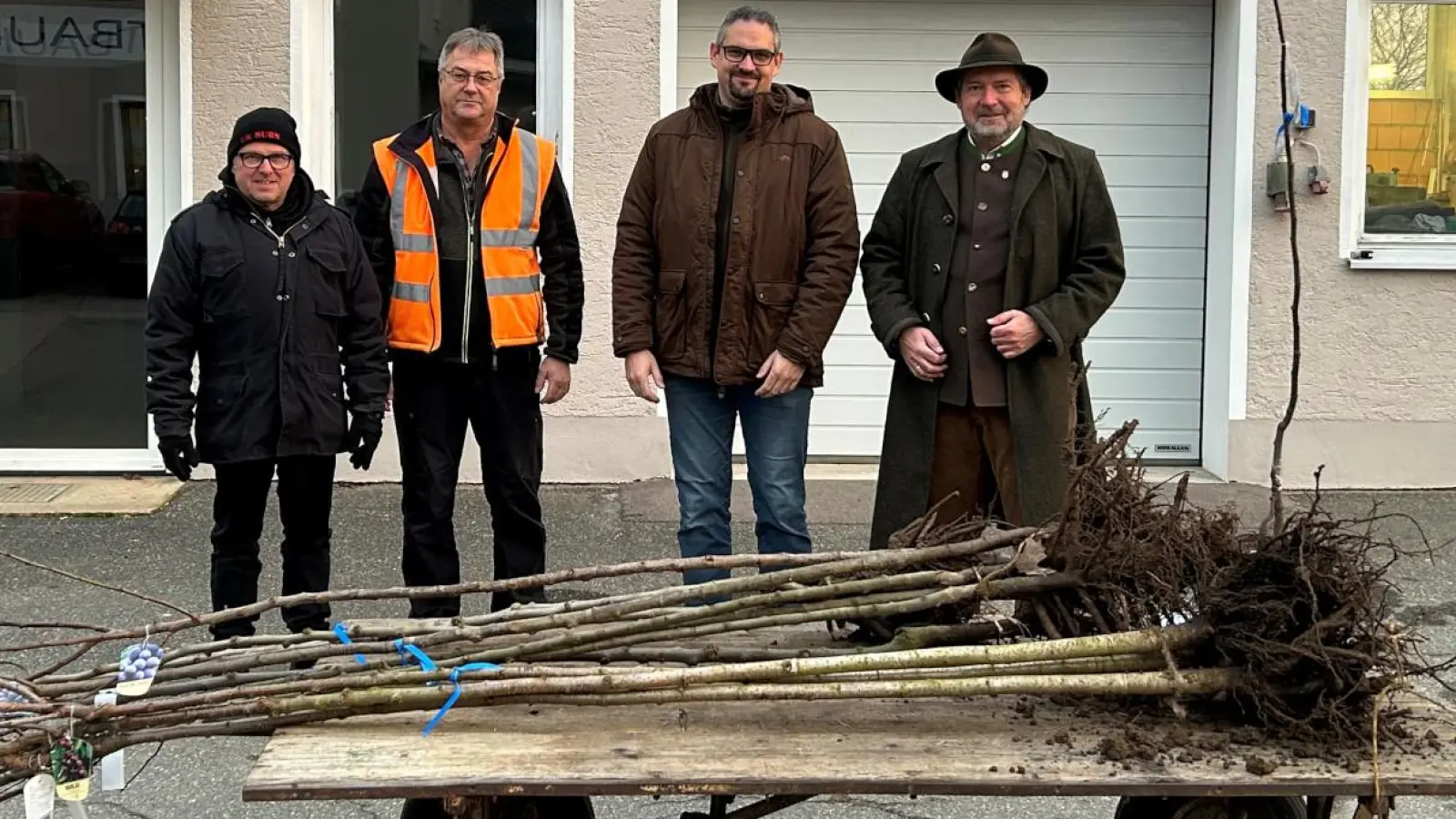 Der ehrenamtliche Obstbaumberater Wolfgang Engel, Bauhofchef Rudi Scharf, Initiator Christopher Schmal und Nabburgs Bürgermeister Frank Zeitler freuen sich, dass die Aktion so gut angekommen ist (von links).  (Bild: Marko Pammer/exb)