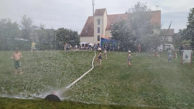 Mehr braucht es nicht, um maximalen Spaß für die Kinder zu bieten: hochsommerliche Temperaturen und eine Wasserwand, die Hüpfburg im Hintergrund tut ein Übriges.  (Bild: Uli Reindl)