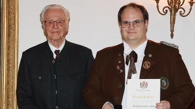 Protektor seine Königliche Hoheit Herzog Franz von Bayern verlieh dem Gauschützenmeister Stefan Brandmiller das Protektorabzeichen in Gold. (Bild: BSSB)