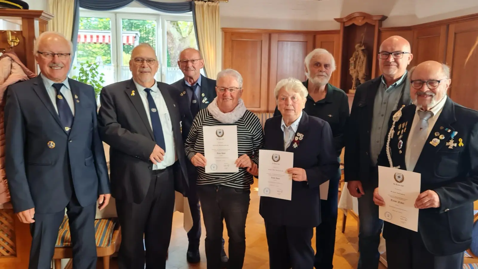 VL. Kreisvorsitzender Ferdinand Lienerth , erster Vorsitzender Gerhard Franke. zweiter Vorsitzender Alois Kirschbaum, Giesela Kannenberg, Angelika Kowatsch, Adolf Mohr, Vertreter der Stadt Bernhard Lux und Bruno Salomon (Bild: Gerhard Franke)