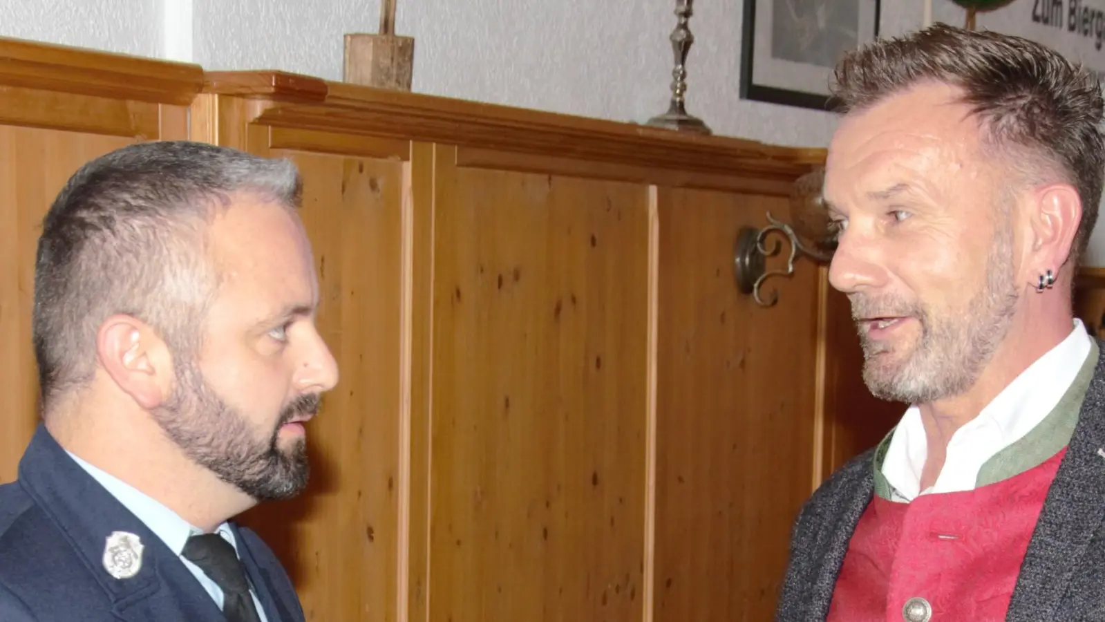 Vorsitzender Robert Pirner (rechts) bedankte sich bei Christian Lorenz für seinen Vortrag über Waldbrände. (Bild: ker)