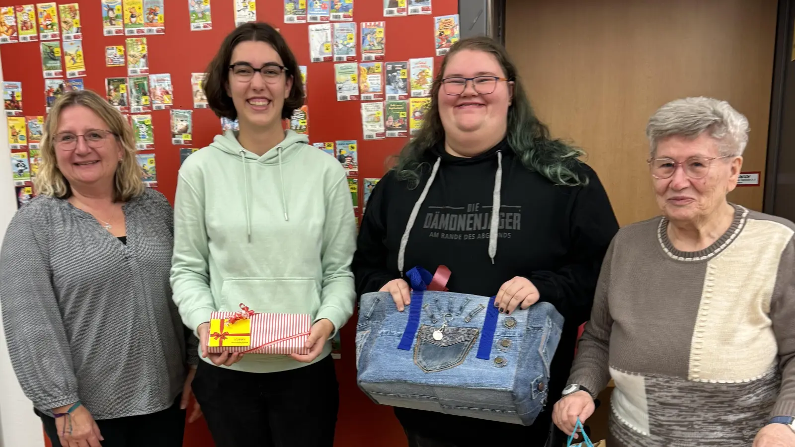 Beim Frauen-Preisschafkopf belegte Martina Kraus Platz eins gefolgt von Franziska Friedrich und Platz drei ging an Gerlinde Adam (2. -4. v. links) Kerstin Janner erklärte die Spielregeln und stand mit Rat und Tag zur Seite.  (Bild: Eva Seifried )