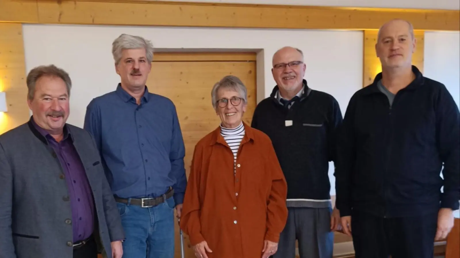 Im Bild von links: 2. Bürgermeister Johann Brandl, 2. Vorsitzender Reinhard Dörschmidt, Jubilarin Ingrid Zwerenz, 1. Vorsitzender Norbert Häckl, VdK Kreisgeschäftsführer Thomas Döhler (Bild: Evi Häckl)