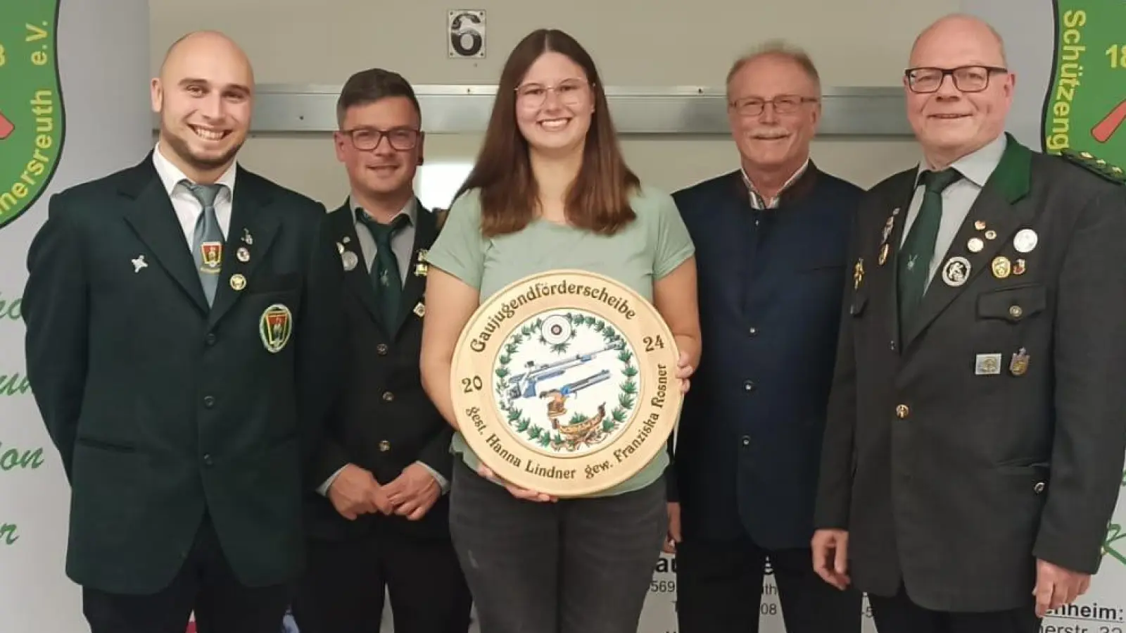 v. Gaujugendleiter Manuel Ernst, Sportleiter Martin Fellner, Franziska Rosner Gewinnerin der Gaujugendförderscheibe, Bürgermeister Max Bindl und Vorsitzender Martin Dietz (Bild: Martin Dietz)