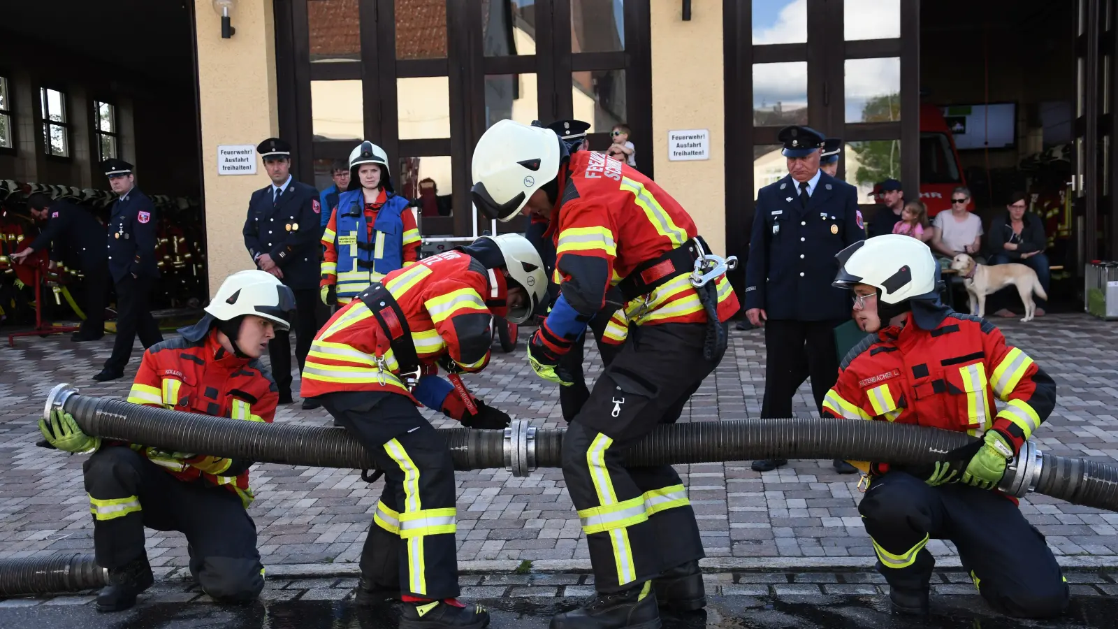 Die Löschgruppe der Feuerwehr Schirmitz besteht Leistungsprüfung.  (Bild: Florian Zirngibl)