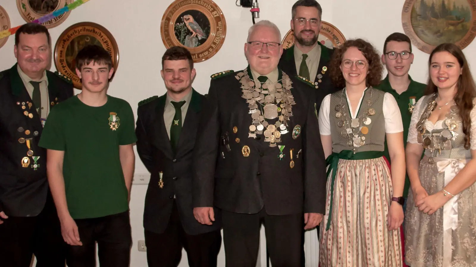 Die neuen Würdenträger des Schützenvereins „Glück-Auf“ Stulln: Schützenmeister Martin Eules, Jugendritter Nicklas Paa, Ritter Julian Edenharter, Schützenkönig Joseph Bierler, Ritter Thomas Koller, Liesl Theresia Bierler, Jugendritter Dominik Schwandtner und Jugendkönigin Lena Radlsteiner (von links).  (Bild: Martin Eules/exb)