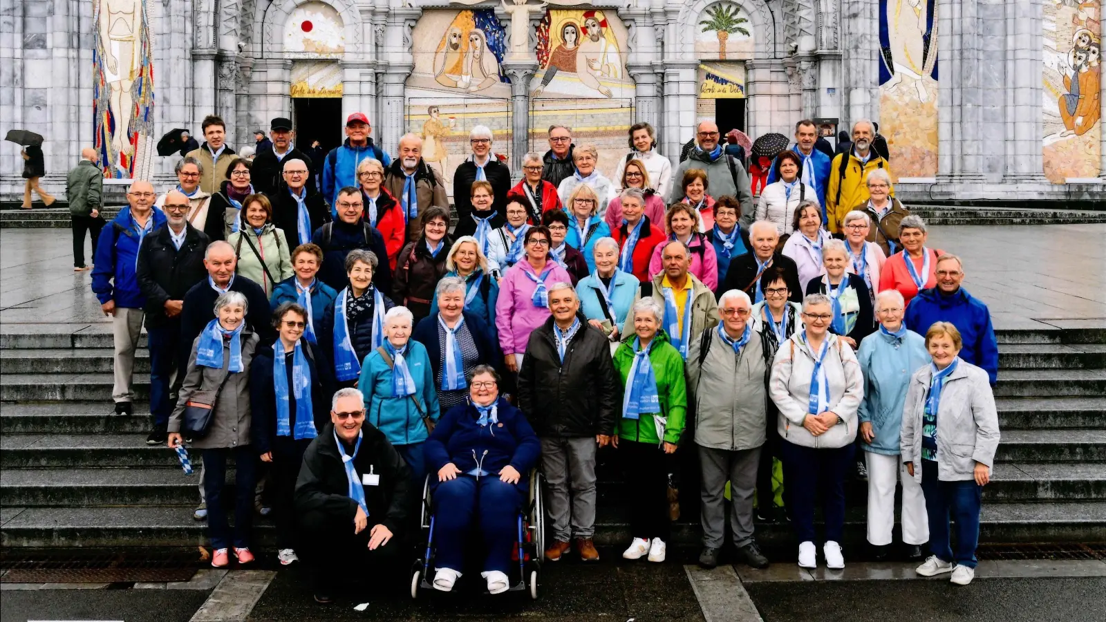 Die Teilnehmer der Pilgergruppe unter geistlicher Begleitung des Nabburger Pfarrers Hannes Lorenz (vorne links knieend) kamen aus der ganzen Oberpfalz, einige sogar aus Oberösterreich. Betreut wurde die Gruppe durch Reiseleiter Peter Capek vom Bayerischen Pilgerbüro (Erster 2. Reihe rechts). (Bild: Viron Lourdes)