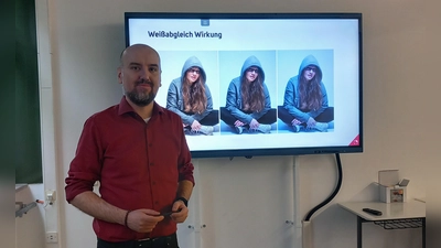 Spannend und profund führte Daniel Kapulla die Jugendlichen aus dem Berufsvorbereitungsjahr durch die Geheimnisse guter Fotografie und eindrucksvoller Videoclips (Bild: Bettina Bauer)