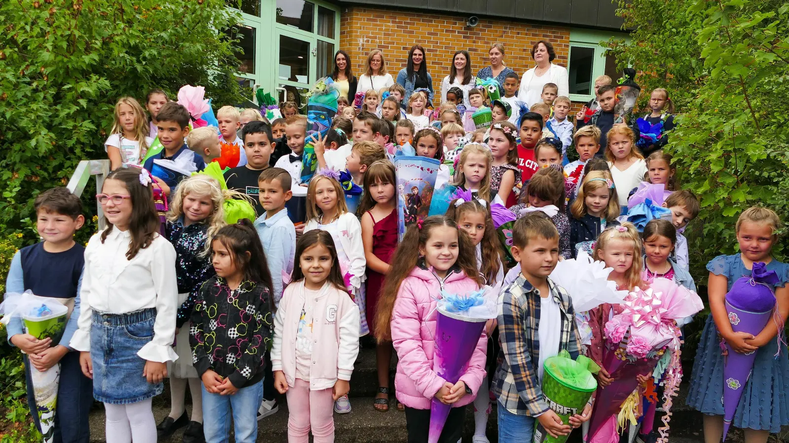 Die vier ersten Klassen in der Jahn-Grundschule mit ihren Lehrerinnen <br>v.l. Michaela Ringer (Klasse 1b), Nicole Röhnert (1a), Lisa Haller (1G), Anthea Graf (1b), Anna Stiegler (Deutschklasse), Schulleiterin Amdrea Dechand. (Bild: Brigitte Weigl)