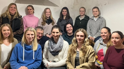 Carolin Schrembs und Susanne Maier (sitzend, Dritte und Zweite von links) führen weiterhin die Geschicke des Reitclubs Erlhammer. (Bild: Susanne Staufer/exb)