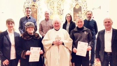 Im Beisein der Kirchenverwaltung dankten Pfarrer Erwin Bauer, Kirchenpflegerin Nicola Hummer (li) und Stellvertreter Anton Hochwart (re) den langjährigen Kirchenräten Waltraud Karl und Klaus Härtl für ihre wertvollen Dienste. Dem Dank schlossen sich (hinten v.r.) Albert Zierer, Manuela Bösl, Karl Schmid und Christoph Demleitner an. (Bild: Karl Ziegler)