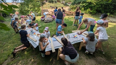Mit viel Kreativität bemalten die Kinder die Holzbretter  (Bild: Tobias Fütterer )