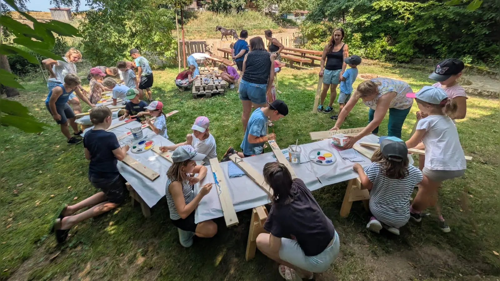 Mit viel Kreativität bemalten die Kinder die Holzbretter  (Bild: Tobias Fütterer )