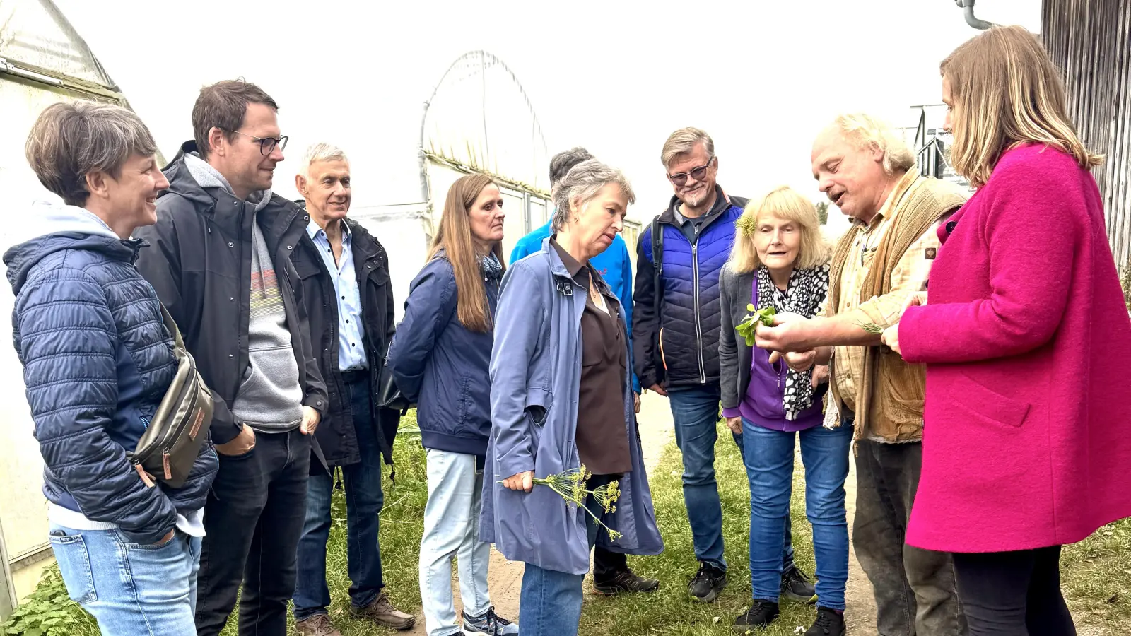 Interessant, wenn man vor Ort erklärt bekommt, wie das Gemüse angebaut wird, das man samstags auf dem Markt kauft: Grüne aus den Kreisverbänden Weiden und Neustadt/WN haben zusammen mit der Grünen-Landesvorsitzenden Gisela Sengl (Mitte) und MdL Laura Weber (rechts) die Gemüsegärtnerei Steinhilber besucht.  (Bild: Gabi Eichl)