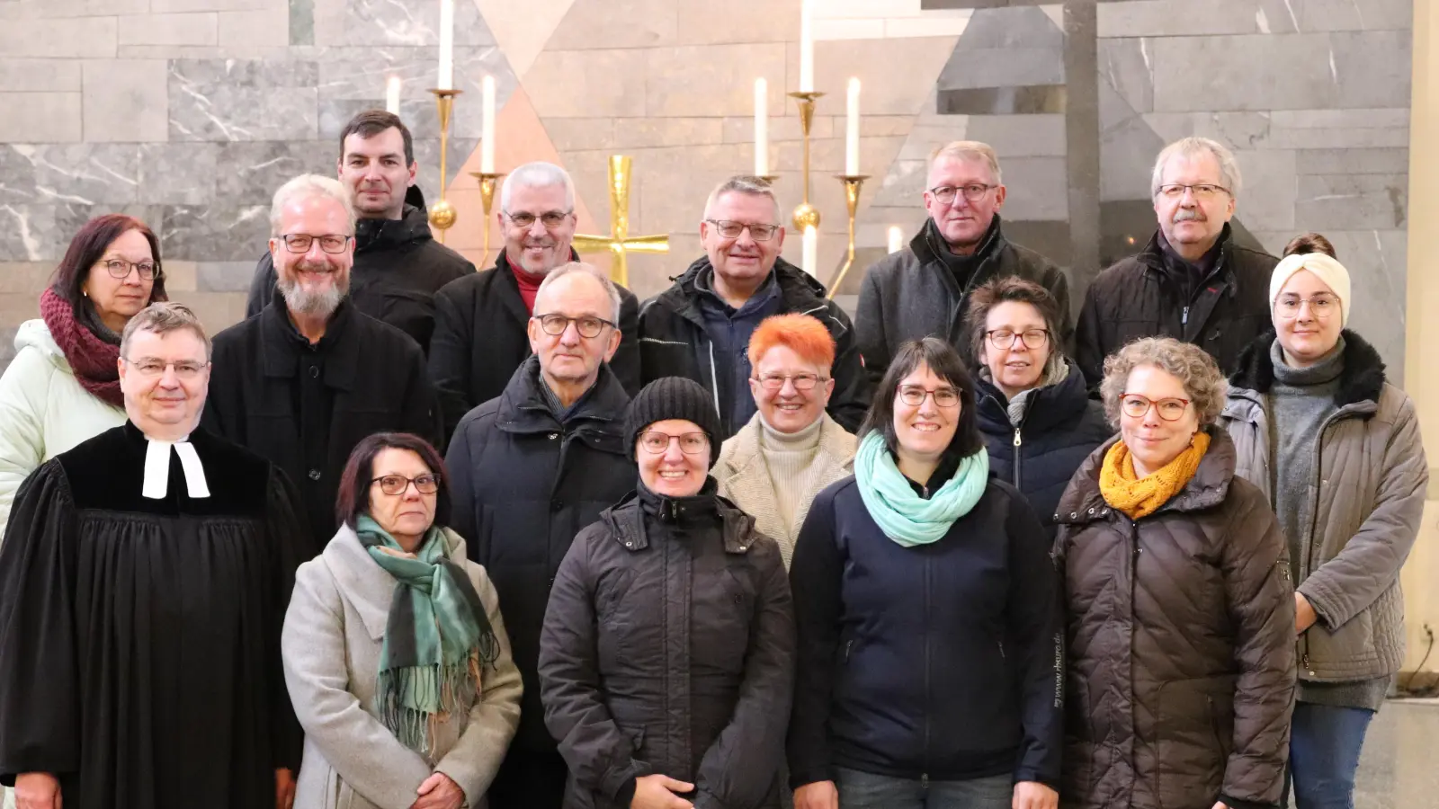 Pfarrer Dr. Kurz (vorne links) verabschiedet die ausgeschiedenen Kirchenvorstandsmitglieder und führt Rainer Dehling (hinten 3. von links), Christina Neumann (vorne 3. von links) und Johanna Groh (vorne rechts) in ihr Amt ein.  (Bild: Corinna Groth )