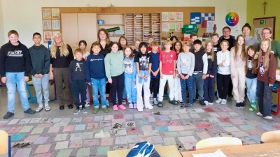 Vor ihren Kunstwerken: die Schülerinnen und Schüler der 5. Klasse der Mittelschule Waldsassen mit Schulleiterin Claudia Strobel-Dietrich, Klassenleiterin Eva Gleißner, 2. Vors. des Kunsthaus Waldsassen, Markus Braun, Künstlerin Jiaying Wu und 1. Vors. des KuWa Wolfgang Horn. <br> (Bild: Jürgen Klein)