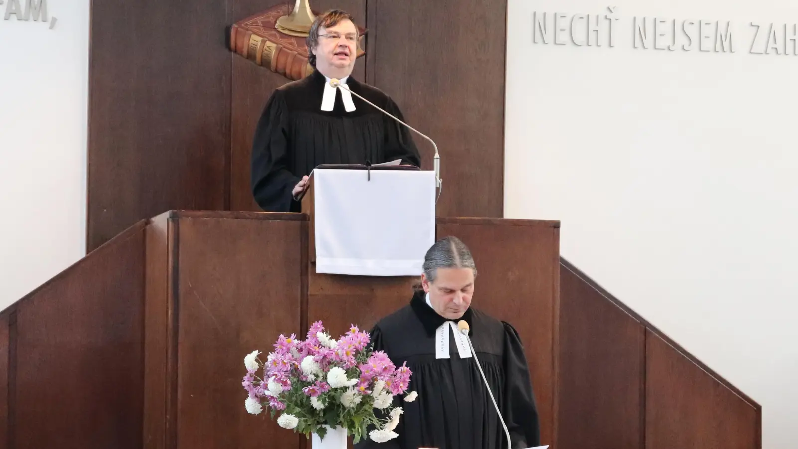 Im Sonntagsgottesdienst in der beeindruckenden Bauhauskirche vo0n Zlín predigte Pfarrer Dr. Roland Kurz (oben), während der Ortspfarrer Daniel Heller für die Gemeinde ins Tschechische übersetzte.  (Bild: Corinna Groth )