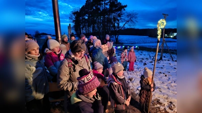 Alle Kinder und Erwachsenen hören gespannt zu, was der Nikolaus zu sagen hat. (Bild: Amelie Fuchs)