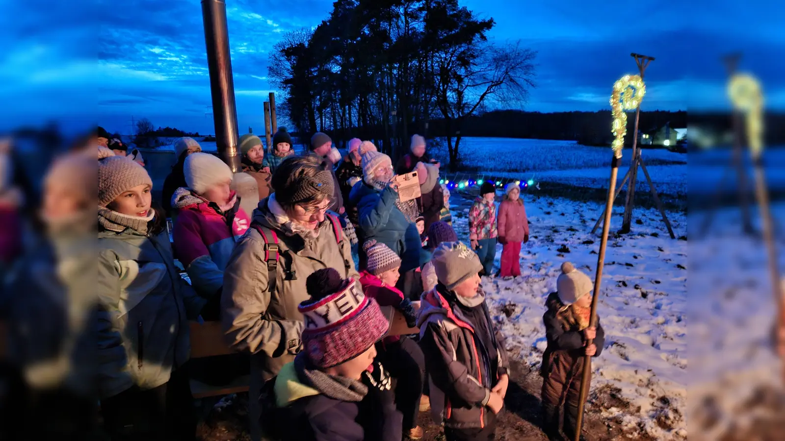 Alle Kinder und Erwachsenen hören gespannt zu, was der Nikolaus zu sagen hat. (Bild: Amelie Fuchs)