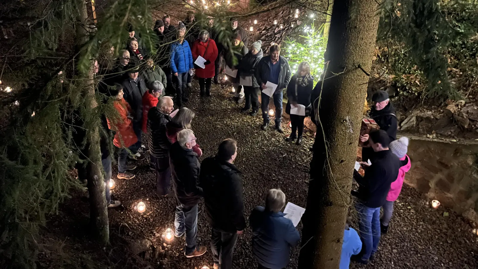 Teilnehmer der Mettenschicht am Heinrich-Kocher-Stollen in Wölsendorf.  (Bild: Winfried Schwarz)