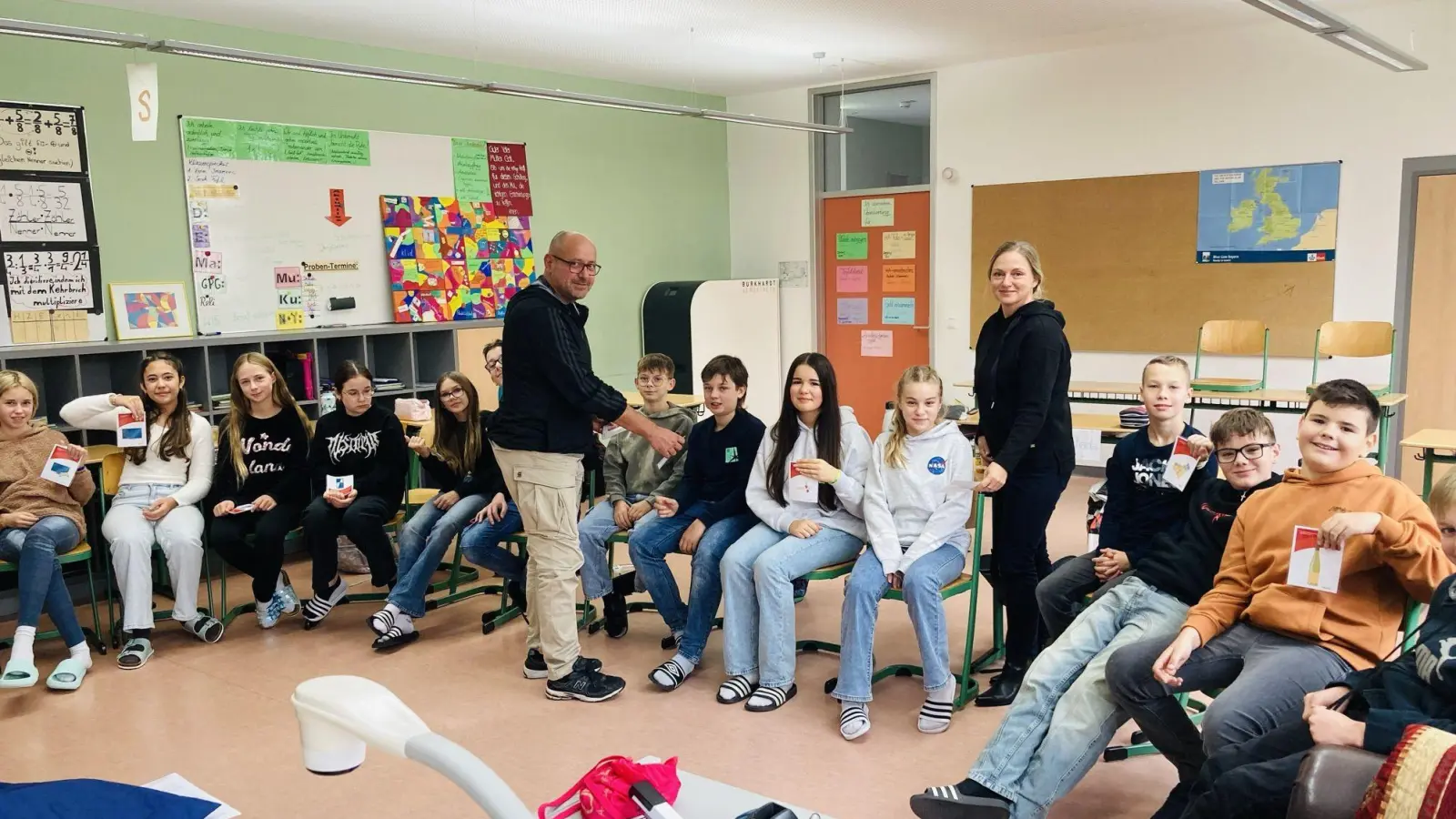 Polizeioberkommissarin Daniela Ziereis (stehend rechts) und Polizeioberkommissar Armin Ismail (stehend links) waren zu Besuch an der Mittelschule und gaben aufschlussreiche Informationen zum Thema Suchtprävention.  (Bild: Susanne Köppl-Rötzer)