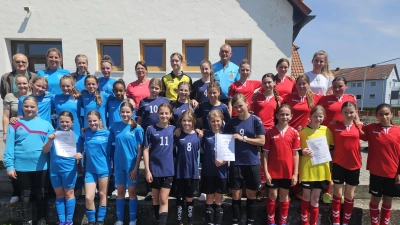 Auf dem Bild die Mannschaften der Altersgruppe Mädchen III nach dem Regionalentscheid auf dem Sportgelände des FV Vilseck von links: 1. Gymnasium Parsberg, 2. Erasmus-Gymnasium Amberg und 3. HCA-Gymnasium Sulzbach-Rosenberg mit (hinten, von links) Karl Heinz Grollmisch, Karina Pöppl, Andrea Druckseis-Haas, Reinhard Wiesmeth und Annika Ceesay sowie Mitte links Katharina Geisler.<br> (Bild: Karl Heinz Grollmisch)