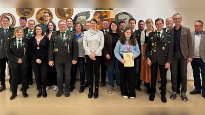 Geehrte Mitglieder der Schützengesellschaft Neukirchen mit dem neuem Ehrenmitglied Helmut Richter (Vierter von rechts), stellv. Gauschützenmeister Dietmar Beyer (Dritter von rechts) und Bürgermeister Peter Achatzi (Zweiter von rechts). (Bild: Florian Röttig/exb)