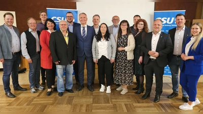 Die neu gewählte Kreisvorstandschaft der CSU Amberg-Sulzbach (v.l.): Henner Wasmuth, Hans-Jürgen Schönberger, Martin Fleischmann, Barbara Gerl, Markus Max Graf, Dr. Patrick Fröhlich, Dr. Harald Schwartz, Markus Nagler, Diane Schoberth, Alois Schwanzl, Birgit Barth, Jonas Dittrich, Bianca Sommer, Max Graf, Thomas Hottner und Susanne Braun. (Bild: Patrick Fröhlich)