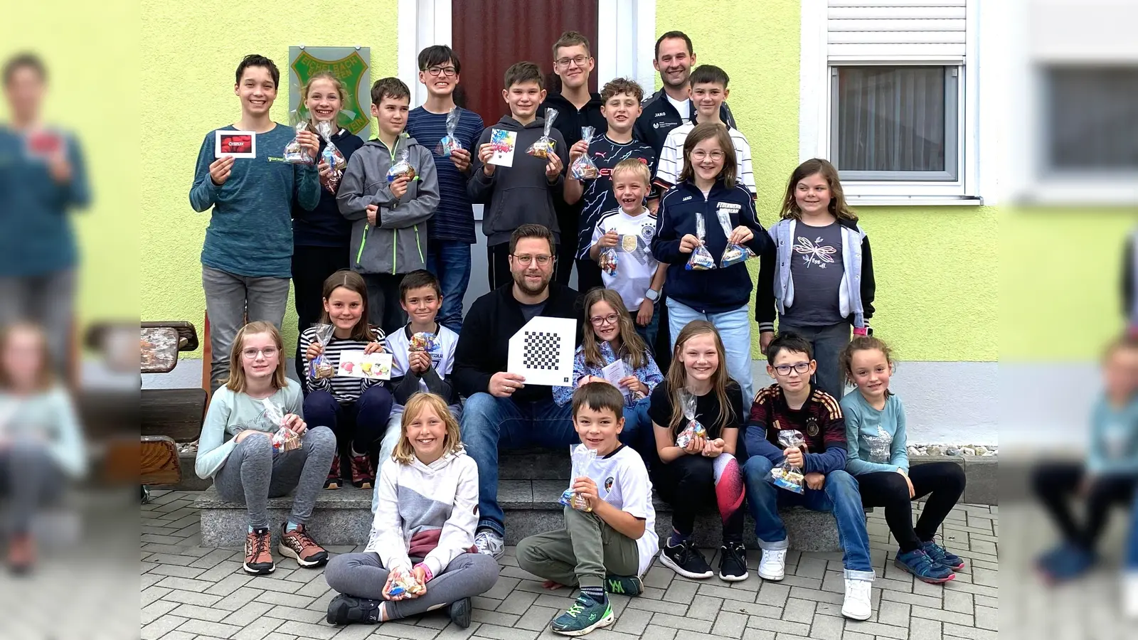 Jeder Jungschütze erhielt einen Preis beim Geburtstagsschießen, sitzend In der Bildmitte Sponsor Markus Wagner sowie hinten rechts stehend Schützenmeister Matthias Reis.  (Bild: Armin Mösbauer)