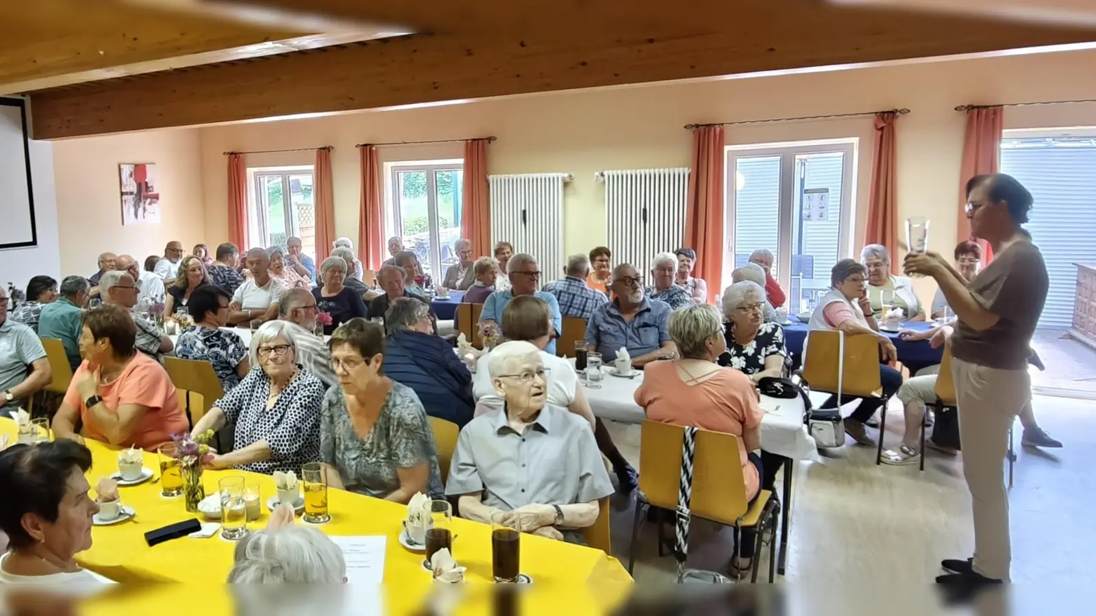 Ramona Zeitler bei der Begrüßung im Sportheim (Bild: Markus Renner)