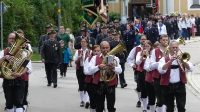 Mit dem Festzug nach dem Gottesdienst-angeführt von der Musikkapelle Seebarn-nahm das Brunnenfest seinen Auftakt.  (Bild: Andreas Sorgenfrei sen. )