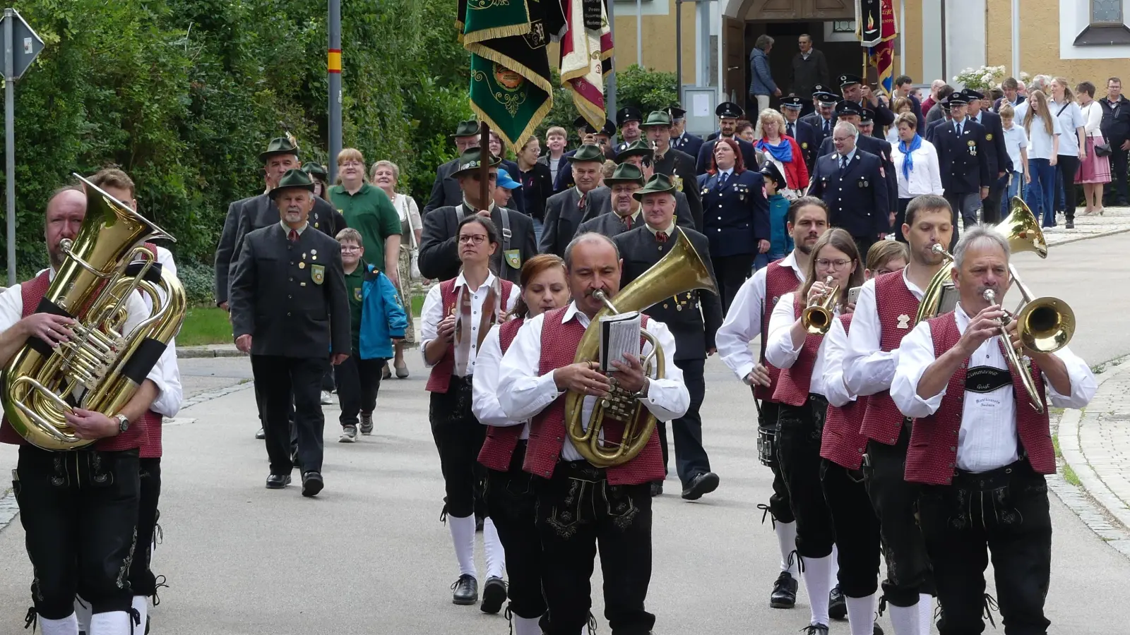 Mit dem Festzug nach dem Gottesdienst-angeführt von der Musikkapelle Seebarn-nahm das Brunnenfest seinen Auftakt.  (Bild: Andreas Sorgenfrei sen. )