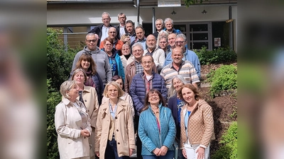 Foto 02: Die ehemaligen Schüler des Jahrgangs 1964 / 1965 trafen sich beim Klassentreffen in Tiefenbach. (Bild: Nikolaus Scherr)