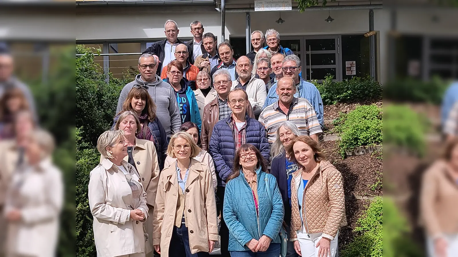 Foto 02: Die ehemaligen Schüler des Jahrgangs 1964 / 1965 trafen sich beim Klassentreffen in Tiefenbach. (Bild: Nikolaus Scherr)