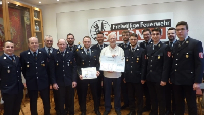  Mitglieder der Feuewehrvorstandschaft mit Dr. Hans Brockard von KUNO. (Bild: Norbert Kopp)