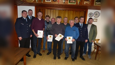 Vorsitzender Matthias Post (links) ehrte mit Bürgermeister Sebastian Hartl (rechts) langjährige Mitglieder der Feuerwehr Neudorf, darunter auch Pfarrer Ambros Trummer (Mitte). (Bild: Hans Meißner)