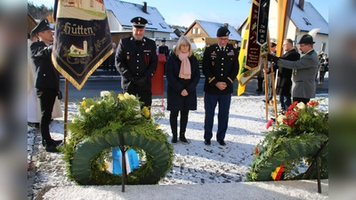 Feuerwehrvorsitzender Holger Cibis, Dritte Bürgermeisterin Anita Heßler und Lieutenant Colonel William Carroll gedenken der Toten der Kriege. (Bild: sne)