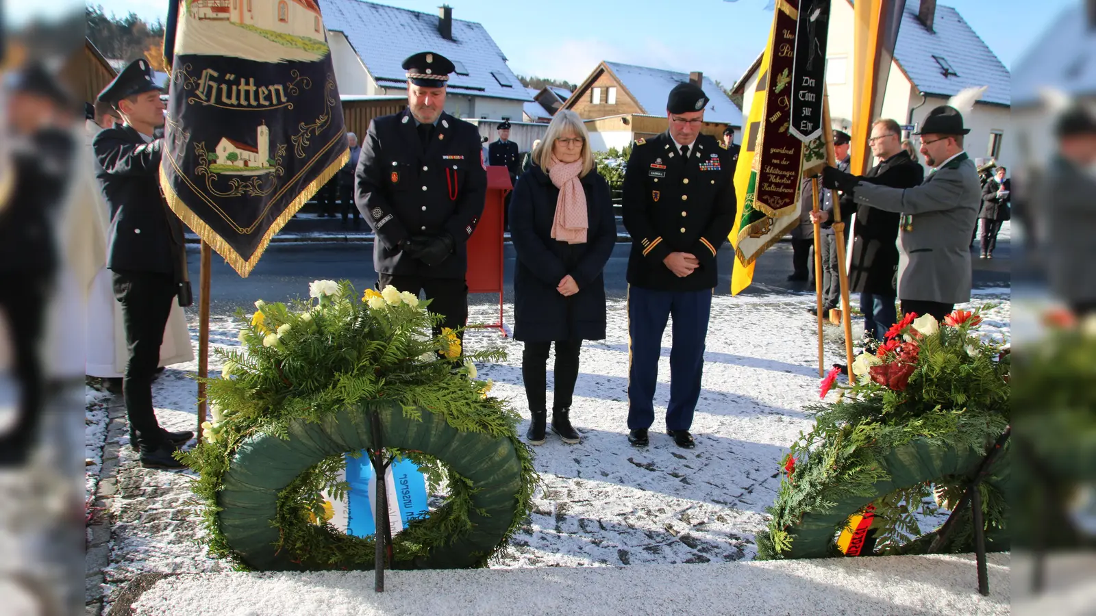 Feuerwehrvorsitzender Holger Cibis, Dritte Bürgermeisterin Anita Heßler und Lieutenant Colonel William Carroll gedenken der Toten der Kriege. (Bild: sne)